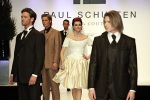 20-03-2007 SHOWBIZZ; PAUL SCHULTEN PRESENTEERDE WEER EEN BIJZONDERE VOORJAARS-ZOMERMODESHOW. Het Okura was weer afgeladen vol met mensen die de bijzondere mode van Paul en zijn Team kunnen waarderen.Vele modellen ook met een maatje meer presenteerde prachtige opzienbarende mode, afgewisseld met mode voor de jonge zakenvrouw.Voor elk wat wils bracht Paul Schulten een bijzondere show waar ieder van genoten heeft, ook de vele bekende Nederlanders waren na de modeshow diep onder de indruk van de creatieve inspiratie van Paul Schulten. Het is nu afspraken maken en allerlei creaties op maat gaan maken voor de kooplustige clienten.
Foto: Albert den Iseger.