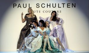 20-03-2007 SHOWBIZZ; PAUL SCHULTEN PRESENTEERDE WEER EEN BIJZONDERE VOORJAARS-ZOMERMODESHOW. Het Okura was weer afgeladen vol met mensen die de bijzondere mode van Paul en zijn Team kunnen waarderen.Vele modellen ook met een maatje meer presenteerde prachtige opzienbarende mode, afgewisseld met mode voor de jonge zakenvrouw.Voor elk wat wils bracht Paul Schulten een bijzondere show waar ieder van genoten heeft, ook de vele bekende Nederlanders waren na de modeshow diep onder de indruk van de creatieve inspiratie van Paul Schulten. Het is nu afspraken maken en allerlei creaties op maat gaan maken voor de kooplustige clienten.
Foto: Albert den Iseger.