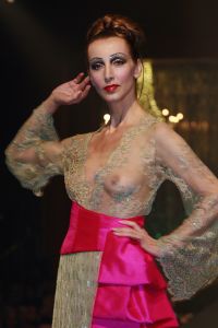 07-03-2007 SHOWBIZZ; HET WAS WEER EEN HEERLIJK AVONDJE BONTE KLEUREN BIJ RONALD KOLK. Alle Kolk fans waren weer op komen draven om weer een avond te genieten van heerlijke echte mode, met veel kleur,bloemen en een stukje amusement. Alles gevolgd door onbeperkt eten,drinken en roddelen. Na afloop kreeg iedereen een duur La Prairie kado mee naar huis. Ronald moet de aankomende tijd weer heel wat jurkjes in elkaar naaien wil hij deze kostbare avond weer verdiend hebben.Maar nee hoor de sponcors betaalde de rekening anders was dit nooit mogelijk volgens Ronald.Vele bekende koppies waren weer aanwezig zoals: Ed Nijpels-Christine KKroonenberg-Linda Neefs-Marijke Helwegen-Ruurd Hallema-Liesbeth List en nog vele anderen.
foto: Albert den Iseger