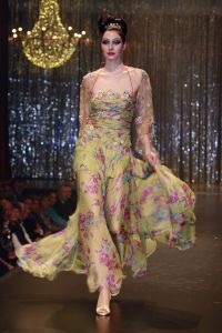07-03-2007 SHOWBIZZ; HET WAS WEER EEN HEERLIJK AVONDJE BONTE KLEUREN BIJ RONALD KOLK. Alle Kolk fans waren weer op komen draven om weer een avond te genieten van heerlijke echte mode, met veel kleur,bloemen en een stukje amusement. Alles gevolgd door onbeperkt eten,drinken en roddelen. Na afloop kreeg iedereen een duur La Prairie kado mee naar huis. Ronald moet de aankomende tijd weer heel wat jurkjes in elkaar naaien wil hij deze kostbare avond weer verdiend hebben.Maar nee hoor de sponcors betaalde de rekening anders was dit nooit mogelijk volgens Ronald.Vele bekende koppies waren weer aanwezig zoals: Ed Nijpels-Christine KKroonenberg-Linda Neefs-Marijke Helwegen-Ruurd Hallema-Liesbeth List en nog vele anderen.
foto: Albert den Iseger