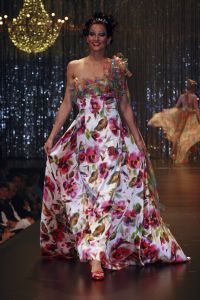 07-03-2007 SHOWBIZZ; HET WAS WEER EEN HEERLIJK AVONDJE BONTE KLEUREN BIJ RONALD KOLK. Alle Kolk fans waren weer op komen draven om weer een avond te genieten van heerlijke echte mode, met veel kleur,bloemen en een stukje amusement. Alles gevolgd door onbeperkt eten,drinken en roddelen. Na afloop kreeg iedereen een duur La Prairie kado mee naar huis. Ronald moet de aankomende tijd weer heel wat jurkjes in elkaar naaien wil hij deze kostbare avond weer verdiend hebben.Maar nee hoor de sponcors betaalde de rekening anders was dit nooit mogelijk volgens Ronald.Vele bekende koppies waren weer aanwezig zoals: Ed Nijpels-Christine KKroonenberg-Linda Neefs-Marijke Helwegen-Ruurd Hallema-Liesbeth List en nog vele anderen.
foto: Albert den Iseger