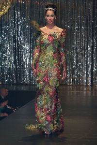 07-03-2007 SHOWBIZZ; HET WAS WEER EEN HEERLIJK AVONDJE BONTE KLEUREN BIJ RONALD KOLK. Alle Kolk fans waren weer op komen draven om weer een avond te genieten van heerlijke echte mode, met veel kleur,bloemen en een stukje amusement. Alles gevolgd door onbeperkt eten,drinken en roddelen. Na afloop kreeg iedereen een duur La Prairie kado mee naar huis. Ronald moet de aankomende tijd weer heel wat jurkjes in elkaar naaien wil hij deze kostbare avond weer verdiend hebben.Maar nee hoor de sponcors betaalde de rekening anders was dit nooit mogelijk volgens Ronald.Vele bekende koppies waren weer aanwezig zoals: Ed Nijpels-Christine KKroonenberg-Linda Neefs-Marijke Helwegen-Ruurd Hallema-Liesbeth List en nog vele anderen.
foto: Albert den Iseger