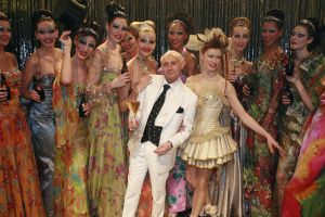 07-03-2007 SHOWBIZZ; HET WAS WEER EEN HEERLIJK AVONDJE BONTE KLEUREN BIJ RONALD KOLK. Alle Kolk fans waren weer op komen draven om weer een avond te genieten van heerlijke echte mode, met veel kleur,bloemen en een stukje amusement. Alles gevolgd door onbeperkt eten,drinken en roddelen. Na afloop kreeg iedereen een duur La Prairie kado mee naar huis. Ronald moet de aankomende tijd weer heel wat jurkjes in elkaar naaien wil hij deze kostbare avond weer verdiend hebben.Maar nee hoor de sponcors betaalde de rekening anders was dit nooit mogelijk volgens Ronald.Vele bekende koppies waren weer aanwezig zoals: Ed Nijpels-Christine KKroonenberg-Linda Neefs-Marijke Helwegen-Ruurd Hallema-Liesbeth List en nog vele anderen.
foto: Albert den Iseger