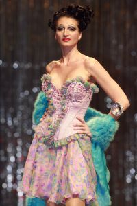 07-03-2007 SHOWBIZZ; HET WAS WEER EEN HEERLIJK AVONDJE BONTE KLEUREN BIJ RONALD KOLK. Alle Kolk fans waren weer op komen draven om weer een avond te genieten van heerlijke echte mode, met veel kleur,bloemen en een stukje amusement. Alles gevolgd door onbeperkt eten,drinken en roddelen. Na afloop kreeg iedereen een duur La Prairie kado mee naar huis. Ronald moet de aankomende tijd weer heel wat jurkjes in elkaar naaien wil hij deze kostbare avond weer verdiend hebben.Maar nee hoor de sponcors betaalde de rekening anders was dit nooit mogelijk volgens Ronald.Vele bekende koppies waren weer aanwezig zoals: Ed Nijpels-Christine KKroonenberg-Linda Neefs-Marijke Helwegen-Ruurd Hallema-Liesbeth List en nog vele anderen.
foto: Albert den Iseger