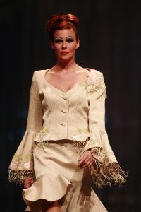 07-03-2007 SHOWBIZZ; HET WAS WEER EEN HEERLIJK AVONDJE BONTE KLEUREN BIJ RONALD KOLK. Alle Kolk fans waren weer op komen draven om weer een avond te genieten van heerlijke echte mode, met veel kleur,bloemen en een stukje amusement. Alles gevolgd door onbeperkt eten,drinken en roddelen. Na afloop kreeg iedereen een duur La Prairie kado mee naar huis. Ronald moet de aankomende tijd weer heel wat jurkjes in elkaar naaien wil hij deze kostbare avond weer verdiend hebben.Maar nee hoor de sponcors betaalde de rekening anders was dit nooit mogelijk volgens Ronald.Vele bekende koppies waren weer aanwezig zoals: Ed Nijpels-Christine KKroonenberg-Linda Neefs-Marijke Helwegen-Ruurd Hallema-Liesbeth List en nog vele anderen.
foto: Albert den Iseger
