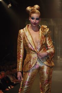 07-03-2007 SHOWBIZZ; HET WAS WEER EEN HEERLIJK AVONDJE BONTE KLEUREN BIJ RONALD KOLK. Alle Kolk fans waren weer op komen draven om weer een avond te genieten van heerlijke echte mode, met veel kleur,bloemen en een stukje amusement. Alles gevolgd door onbeperkt eten,drinken en roddelen. Na afloop kreeg iedereen een duur La Prairie kado mee naar huis. Ronald moet de aankomende tijd weer heel wat jurkjes in elkaar naaien wil hij deze kostbare avond weer verdiend hebben.Maar nee hoor de sponcors betaalde de rekening anders was dit nooit mogelijk volgens Ronald.Vele bekende koppies waren weer aanwezig zoals: Ed Nijpels-Christine KKroonenberg-Linda Neefs-Marijke Helwegen-Ruurd Hallema-Liesbeth List en nog vele anderen.
foto: Albert den Iseger