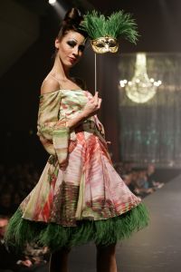 07-03-2007 SHOWBIZZ; HET WAS WEER EEN HEERLIJK AVONDJE BONTE KLEUREN BIJ RONALD KOLK. Alle Kolk fans waren weer op komen draven om weer een avond te genieten van heerlijke echte mode, met veel kleur,bloemen en een stukje amusement. Alles gevolgd door onbeperkt eten,drinken en roddelen. Na afloop kreeg iedereen een duur La Prairie kado mee naar huis. Ronald moet de aankomende tijd weer heel wat jurkjes in elkaar naaien wil hij deze kostbare avond weer verdiend hebben.Maar nee hoor de sponcors betaalde de rekening anders was dit nooit mogelijk volgens Ronald.Vele bekende koppies waren weer aanwezig zoals: Ed Nijpels-Christine KKroonenberg-Linda Neefs-Marijke Helwegen-Ruurd Hallema-Liesbeth List en nog vele anderen.
foto: Albert den Iseger