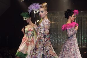 07-03-2007 SHOWBIZZ; HET WAS WEER EEN HEERLIJK AVONDJE BONTE KLEUREN BIJ RONALD KOLK. Alle Kolk fans waren weer op komen draven om weer een avond te genieten van heerlijke echte mode, met veel kleur,bloemen en een stukje amusement. Alles gevolgd door onbeperkt eten,drinken en roddelen. Na afloop kreeg iedereen een duur La Prairie kado mee naar huis. Ronald moet de aankomende tijd weer heel wat jurkjes in elkaar naaien wil hij deze kostbare avond weer verdiend hebben.Maar nee hoor de sponcors betaalde de rekening anders was dit nooit mogelijk volgens Ronald.Vele bekende koppies waren weer aanwezig zoals: Ed Nijpels-Christine KKroonenberg-Linda Neefs-Marijke Helwegen-Ruurd Hallema-Liesbeth List en nog vele anderen.
foto: Albert den Iseger