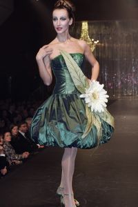 07-03-2007 SHOWBIZZ; HET WAS WEER EEN HEERLIJK AVONDJE BONTE KLEUREN BIJ RONALD KOLK. Alle Kolk fans waren weer op komen draven om weer een avond te genieten van heerlijke echte mode, met veel kleur,bloemen en een stukje amusement. Alles gevolgd door onbeperkt eten,drinken en roddelen. Na afloop kreeg iedereen een duur La Prairie kado mee naar huis. Ronald moet de aankomende tijd weer heel wat jurkjes in elkaar naaien wil hij deze kostbare avond weer verdiend hebben.Maar nee hoor de sponcors betaalde de rekening anders was dit nooit mogelijk volgens Ronald.Vele bekende koppies waren weer aanwezig zoals: Ed Nijpels-Christine KKroonenberg-Linda Neefs-Marijke Helwegen-Ruurd Hallema-Liesbeth List en nog vele anderen.
foto: Albert den Iseger