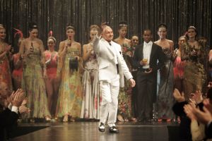07-03-2007 SHOWBIZZ; HET WAS WEER EEN HEERLIJK AVONDJE BONTE KLEUREN BIJ RONALD KOLK. Alle Kolk fans waren weer op komen draven om weer een avond te genieten van heerlijke echte mode, met veel kleur,bloemen en een stukje amusement. Alles gevolgd door onbeperkt eten,drinken en roddelen. Na afloop kreeg iedereen een duur La Prairie kado mee naar huis. Ronald moet de aankomende tijd weer heel wat jurkjes in elkaar naaien wil hij deze kostbare avond weer verdiend hebben.Maar nee hoor de sponcors betaalde de rekening anders was dit nooit mogelijk volgens Ronald.Vele bekende koppies waren weer aanwezig zoals: Ed Nijpels-Christine KKroonenberg-Linda Neefs-Marijke Helwegen-Ruurd Hallema-Liesbeth List en nog vele anderen.
foto: Albert den Iseger