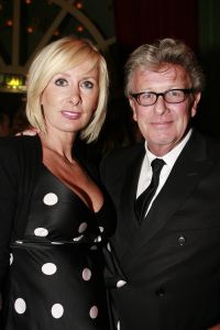 07-03-2007 SHOWBIZZ; HET WAS WEER EEN HEERLIJK AVONDJE BONTE KLEUREN BIJ RONALD KOLK. Alle Kolk fans waren weer op komen draven om weer een avond te genieten van heerlijke echte mode, met veel kleur,bloemen en een stukje amusement. Alles gevolgd door onbeperkt eten,drinken en roddelen. Na afloop kreeg iedereen een duur La Prairie kado mee naar huis. Ronald moet de aankomende tijd weer heel wat jurkjes in elkaar naaien wil hij deze kostbare avond weer verdiend hebben.Maar nee hoor de sponcors betaalde de rekening anders was dit nooit mogelijk volgens Ronald.Vele bekende koppies waren weer aanwezig zoals: Ed Nijpels-Christine KKroonenberg-Linda Neefs-Marijke Helwegen-Ruurd Hallema-Liesbeth List en nog vele anderen.
foto: Albert den Iseger