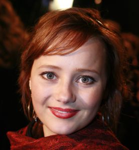 23-02-2007 SHOWBIZZ; BOEIENDE PREMIERE VAN MUSIC EN LYRICS IN AMSTERDAM. Hugh Grant zal zijn premiere in Amsterdam niet gauw vergeten, hij werd namelijk nog voor de rode loper in de boeien geslagen door Cielke Syben.De politiie moest er aan te pas komen met een betonschaar om hem van het staal te bevrijden. 
Cielke werd gearresteerd en de film was er niet minder om.
foto: Albert den Iseger.