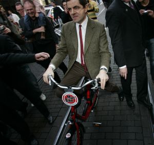 27-03-2007 SHOWBIZZ; ACTEUR ROWAN ATKINSON OF MR.BEAN WAS IN AMSTERDAM VOOR FILM PREMIERE. Maandagavond kwam Rowan Atkinson als zijn typetje Mr. Bean op de fiets naar de premiere van zijn nieuwste film. Hij reed van de Munt naar de Reguliersbreestraat en stapte af voor de deur van Tuschinki. Echter niet zonder problemen, vele fotografen, filmploegen  en bijzonder veel publiek zorgden hier en daar voor chaos, net als in zijn nieuwste film waar hij van Londen naar de Riviere reist. Bekend Nederland liet het massaal afweten, welgeteld waren er slechts 4 B ners komen opdagen.
Na de presentatie van de film sloop de komiek via de achterdeur naar buiten en werd vlug afgevoerd naar het Amstel hotel.
foto: Albert den Iseger.
