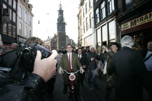 27-03-2007 SHOWBIZZ; ACTEUR ROWAN ATKINSON OF MR.BEAN WAS IN AMSTERDAM VOOR FILM PREMIERE. Maandagavond kwam Rowan Atkinson als zijn typetje Mr. Bean op de fiets naar de premiere van zijn nieuwste film. Hij reed van de Munt naar de Reguliersbreestraat en stapte af voor de deur van Tuschinki. Echter niet zonder problemen, vele fotografen, filmploegen  en bijzonder veel publiek zorgden hier en daar voor chaos, net als in zijn nieuwste film waar hij van Londen naar de Riviere reist. Bekend Nederland liet het massaal afweten, welgeteld waren er slechts 4 B ners komen opdagen.
Na de presentatie van de film sloop de komiek via de achterdeur naar buiten en werd vlug afgevoerd naar het Amstel hotel.
foto: Albert den Iseger.