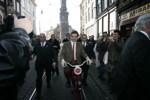 27-03-2007 SHOWBIZZ; ACTEUR ROWAN ATKINSON OF MR.BEAN WAS IN AMSTERDAM VOOR FILM PREMIERE. Maandagavond kwam Rowan Atkinson als zijn typetje Mr. Bean op de fiets naar de premiere van zijn nieuwste film. Hij reed van de Munt naar de Reguliersbreestraat en stapte af voor de deur van Tuschinki. Echter niet zonder problemen, vele fotografen, filmploegen  en bijzonder veel publiek zorgden hier en daar voor chaos, net als in zijn nieuwste film waar hij van Londen naar de Riviere reist. Bekend Nederland liet het massaal afweten, welgeteld waren er slechts 4 B ners komen opdagen.
Na de presentatie van de film sloop de komiek via de achterdeur naar buiten en werd vlug afgevoerd naar het Amstel hotel.
foto: Albert den Iseger.