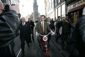 27-03-2007 SHOWBIZZ; ACTEUR ROWAN ATKINSON OF MR.BEAN WAS IN AMSTERDAM VOOR FILM PREMIERE. Maandagavond kwam Rowan Atkinson als zijn typetje Mr. Bean op de fiets naar de premiere van zijn nieuwste film. Hij reed van de Munt naar de Reguliersbreestraat en stapte af voor de deur van Tuschinki. Echter niet zonder problemen, vele fotografen, filmploegen  en bijzonder veel publiek zorgden hier en daar voor chaos, net als in zijn nieuwste film waar hij van Londen naar de Riviere reist. Bekend Nederland liet het massaal afweten, welgeteld waren er slechts 4 B ners komen opdagen.
Na de presentatie van de film sloop de komiek via de achterdeur naar buiten en werd vlug afgevoerd naar het Amstel hotel.
foto: Albert den Iseger.