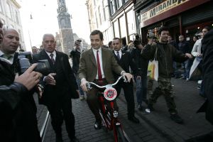 27-03-2007 SHOWBIZZ; ACTEUR ROWAN ATKINSON OF MR.BEAN WAS IN AMSTERDAM VOOR FILM PREMIERE. Maandagavond kwam Rowan Atkinson als zijn typetje Mr. Bean op de fiets naar de premiere van zijn nieuwste film. Hij reed van de Munt naar de Reguliersbreestraat en stapte af voor de deur van Tuschinki. Echter niet zonder problemen, vele fotografen, filmploegen  en bijzonder veel publiek zorgden hier en daar voor chaos, net als in zijn nieuwste film waar hij van Londen naar de Riviere reist. Bekend Nederland liet het massaal afweten, welgeteld waren er slechts 4 B ners komen opdagen.
Na de presentatie van de film sloop de komiek via de achterdeur naar buiten en werd vlug afgevoerd naar het Amstel hotel.
foto: Albert den Iseger.
