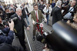 27-03-2007 SHOWBIZZ; ACTEUR ROWAN ATKINSON OF MR.BEAN WAS IN AMSTERDAM VOOR FILM PREMIERE. Maandagavond kwam Rowan Atkinson als zijn typetje Mr. Bean op de fiets naar de premiere van zijn nieuwste film. Hij reed van de Munt naar de Reguliersbreestraat en stapte af voor de deur van Tuschinki. Echter niet zonder problemen, vele fotografen, filmploegen  en bijzonder veel publiek zorgden hier en daar voor chaos, net als in zijn nieuwste film waar hij van Londen naar de Riviere reist. Bekend Nederland liet het massaal afweten, welgeteld waren er slechts 4 B ners komen opdagen.
Na de presentatie van de film sloop de komiek via de achterdeur naar buiten en werd vlug afgevoerd naar het Amstel hotel.
foto: Albert den Iseger.