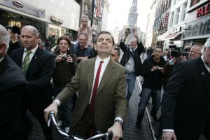 27-03-2007 SHOWBIZZ; ACTEUR ROWAN ATKINSON OF MR.BEAN WAS IN AMSTERDAM VOOR FILM PREMIERE. Maandagavond kwam Rowan Atkinson als zijn typetje Mr. Bean op de fiets naar de premiere van zijn nieuwste film. Hij reed van de Munt naar de Reguliersbreestraat en stapte af voor de deur van Tuschinki. Echter niet zonder problemen, vele fotografen, filmploegen  en bijzonder veel publiek zorgden hier en daar voor chaos, net als in zijn nieuwste film waar hij van Londen naar de Riviere reist. Bekend Nederland liet het massaal afweten, welgeteld waren er slechts 4 B ners komen opdagen.
Na de presentatie van de film sloop de komiek via de achterdeur naar buiten en werd vlug afgevoerd naar het Amstel hotel.
foto: Albert den Iseger.