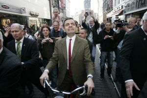 27-03-2007 SHOWBIZZ; ACTEUR ROWAN ATKINSON OF MR.BEAN WAS IN AMSTERDAM VOOR FILM PREMIERE. Maandagavond kwam Rowan Atkinson als zijn typetje Mr. Bean op de fiets naar de premiere van zijn nieuwste film. Hij reed van de Munt naar de Reguliersbreestraat en stapte af voor de deur van Tuschinki. Echter niet zonder problemen, vele fotografen, filmploegen  en bijzonder veel publiek zorgden hier en daar voor chaos, net als in zijn nieuwste film waar hij van Londen naar de Riviere reist. Bekend Nederland liet het massaal afweten, welgeteld waren er slechts 4 B ners komen opdagen.
Na de presentatie van de film sloop de komiek via de achterdeur naar buiten en werd vlug afgevoerd naar het Amstel hotel.
foto: Albert den Iseger.