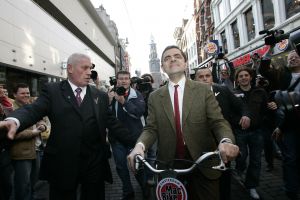 27-03-2007 SHOWBIZZ; ACTEUR ROWAN ATKINSON OF MR.BEAN WAS IN AMSTERDAM VOOR FILM PREMIERE. Maandagavond kwam Rowan Atkinson als zijn typetje Mr. Bean op de fiets naar de premiere van zijn nieuwste film. Hij reed van de Munt naar de Reguliersbreestraat en stapte af voor de deur van Tuschinki. Echter niet zonder problemen, vele fotografen, filmploegen  en bijzonder veel publiek zorgden hier en daar voor chaos, net als in zijn nieuwste film waar hij van Londen naar de Riviere reist. Bekend Nederland liet het massaal afweten, welgeteld waren er slechts 4 B ners komen opdagen.
Na de presentatie van de film sloop de komiek via de achterdeur naar buiten en werd vlug afgevoerd naar het Amstel hotel.
foto: Albert den Iseger.