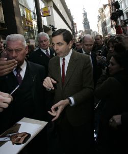 27-03-2007 SHOWBIZZ; ACTEUR ROWAN ATKINSON OF MR.BEAN WAS IN AMSTERDAM VOOR FILM PREMIERE. Maandagavond kwam Rowan Atkinson als zijn typetje Mr. Bean op de fiets naar de premiere van zijn nieuwste film. Hij reed van de Munt naar de Reguliersbreestraat en stapte af voor de deur van Tuschinki. Echter niet zonder problemen, vele fotografen, filmploegen  en bijzonder veel publiek zorgden hier en daar voor chaos, net als in zijn nieuwste film waar hij van Londen naar de Riviere reist. Bekend Nederland liet het massaal afweten, welgeteld waren er slechts 4 B ners komen opdagen.
Na de presentatie van de film sloop de komiek via de achterdeur naar buiten en werd vlug afgevoerd naar het Amstel hotel.
foto: Albert den Iseger.