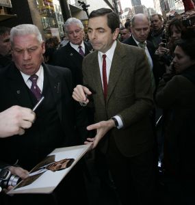 27-03-2007 SHOWBIZZ; ACTEUR ROWAN ATKINSON OF MR.BEAN WAS IN AMSTERDAM VOOR FILM PREMIERE. Maandagavond kwam Rowan Atkinson als zijn typetje Mr. Bean op de fiets naar de premiere van zijn nieuwste film. Hij reed van de Munt naar de Reguliersbreestraat en stapte af voor de deur van Tuschinki. Echter niet zonder problemen, vele fotografen, filmploegen  en bijzonder veel publiek zorgden hier en daar voor chaos, net als in zijn nieuwste film waar hij van Londen naar de Riviere reist. Bekend Nederland liet het massaal afweten, welgeteld waren er slechts 4 B ners komen opdagen.
Na de presentatie van de film sloop de komiek via de achterdeur naar buiten en werd vlug afgevoerd naar het Amstel hotel.
foto: Albert den Iseger.