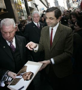 27-03-2007 SHOWBIZZ; ACTEUR ROWAN ATKINSON OF MR.BEAN WAS IN AMSTERDAM VOOR FILM PREMIERE. Maandagavond kwam Rowan Atkinson als zijn typetje Mr. Bean op de fiets naar de premiere van zijn nieuwste film. Hij reed van de Munt naar de Reguliersbreestraat en stapte af voor de deur van Tuschinki. Echter niet zonder problemen, vele fotografen, filmploegen  en bijzonder veel publiek zorgden hier en daar voor chaos, net als in zijn nieuwste film waar hij van Londen naar de Riviere reist. Bekend Nederland liet het massaal afweten, welgeteld waren er slechts 4 B ners komen opdagen.
Na de presentatie van de film sloop de komiek via de achterdeur naar buiten en werd vlug afgevoerd naar het Amstel hotel.
foto: Albert den Iseger.