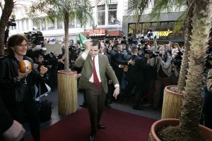 27-03-2007 SHOWBIZZ; ACTEUR ROWAN ATKINSON OF MR.BEAN WAS IN AMSTERDAM VOOR FILM PREMIERE. Maandagavond kwam Rowan Atkinson als zijn typetje Mr. Bean op de fiets naar de premiere van zijn nieuwste film. Hij reed van de Munt naar de Reguliersbreestraat en stapte af voor de deur van Tuschinki. Echter niet zonder problemen, vele fotografen, filmploegen  en bijzonder veel publiek zorgden hier en daar voor chaos, net als in zijn nieuwste film waar hij van Londen naar de Riviere reist. Bekend Nederland liet het massaal afweten, welgeteld waren er slechts 4 B ners komen opdagen.
Na de presentatie van de film sloop de komiek via de achterdeur naar buiten en werd vlug afgevoerd naar het Amstel hotel.
foto: Albert den Iseger.