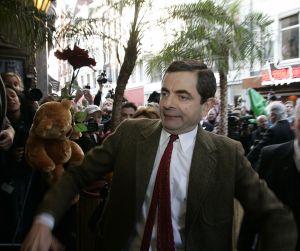 27-03-2007 SHOWBIZZ; ACTEUR ROWAN ATKINSON OF MR.BEAN WAS IN AMSTERDAM VOOR FILM PREMIERE. Maandagavond kwam Rowan Atkinson als zijn typetje Mr. Bean op de fiets naar de premiere van zijn nieuwste film. Hij reed van de Munt naar de Reguliersbreestraat en stapte af voor de deur van Tuschinki. Echter niet zonder problemen, vele fotografen, filmploegen  en bijzonder veel publiek zorgden hier en daar voor chaos, net als in zijn nieuwste film waar hij van Londen naar de Riviere reist. Bekend Nederland liet het massaal afweten, welgeteld waren er slechts 4 B ners komen opdagen.
Na de presentatie van de film sloop de komiek via de achterdeur naar buiten en werd vlug afgevoerd naar het Amstel hotel.
foto: Albert den Iseger.