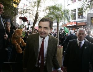 27-03-2007 SHOWBIZZ; ACTEUR ROWAN ATKINSON OF MR.BEAN WAS IN AMSTERDAM VOOR FILM PREMIERE. Maandagavond kwam Rowan Atkinson als zijn typetje Mr. Bean op de fiets naar de premiere van zijn nieuwste film. Hij reed van de Munt naar de Reguliersbreestraat en stapte af voor de deur van Tuschinki. Echter niet zonder problemen, vele fotografen, filmploegen  en bijzonder veel publiek zorgden hier en daar voor chaos, net als in zijn nieuwste film waar hij van Londen naar de Riviere reist. Bekend Nederland liet het massaal afweten, welgeteld waren er slechts 4 B ners komen opdagen.
Na de presentatie van de film sloop de komiek via de achterdeur naar buiten en werd vlug afgevoerd naar het Amstel hotel.
foto: Albert den Iseger.