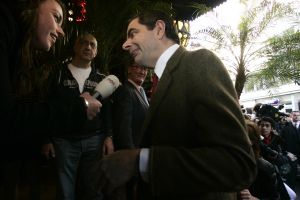 27-03-2007 SHOWBIZZ; ACTEUR ROWAN ATKINSON OF MR.BEAN WAS IN AMSTERDAM VOOR FILM PREMIERE. Maandagavond kwam Rowan Atkinson als zijn typetje Mr. Bean op de fiets naar de premiere van zijn nieuwste film. Hij reed van de Munt naar de Reguliersbreestraat en stapte af voor de deur van Tuschinki. Echter niet zonder problemen, vele fotografen, filmploegen  en bijzonder veel publiek zorgden hier en daar voor chaos, net als in zijn nieuwste film waar hij van Londen naar de Riviere reist. Bekend Nederland liet het massaal afweten, welgeteld waren er slechts 4 B ners komen opdagen.
Na de presentatie van de film sloop de komiek via de achterdeur naar buiten en werd vlug afgevoerd naar het Amstel hotel.
foto: Albert den Iseger.