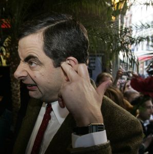 27-03-2007 SHOWBIZZ; ACTEUR ROWAN ATKINSON OF MR.BEAN WAS IN AMSTERDAM VOOR FILM PREMIERE. Maandagavond kwam Rowan Atkinson als zijn typetje Mr. Bean op de fiets naar de premiere van zijn nieuwste film. Hij reed van de Munt naar de Reguliersbreestraat en stapte af voor de deur van Tuschinki. Echter niet zonder problemen, vele fotografen, filmploegen  en bijzonder veel publiek zorgden hier en daar voor chaos, net als in zijn nieuwste film waar hij van Londen naar de Riviere reist. Bekend Nederland liet het massaal afweten, welgeteld waren er slechts 4 B ners komen opdagen.
Na de presentatie van de film sloop de komiek via de achterdeur naar buiten en werd vlug afgevoerd naar het Amstel hotel.
foto: Albert den Iseger.