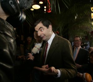 27-03-2007 SHOWBIZZ; ACTEUR ROWAN ATKINSON OF MR.BEAN WAS IN AMSTERDAM VOOR FILM PREMIERE. Maandagavond kwam Rowan Atkinson als zijn typetje Mr. Bean op de fiets naar de premiere van zijn nieuwste film. Hij reed van de Munt naar de Reguliersbreestraat en stapte af voor de deur van Tuschinki. Echter niet zonder problemen, vele fotografen, filmploegen  en bijzonder veel publiek zorgden hier en daar voor chaos, net als in zijn nieuwste film waar hij van Londen naar de Riviere reist. Bekend Nederland liet het massaal afweten, welgeteld waren er slechts 4 B ners komen opdagen.
Na de presentatie van de film sloop de komiek via de achterdeur naar buiten en werd vlug afgevoerd naar het Amstel hotel.
foto: Albert den Iseger.
