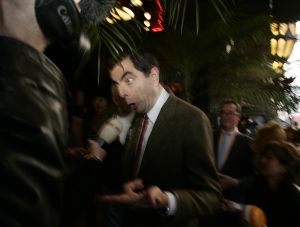 27-03-2007 SHOWBIZZ; ACTEUR ROWAN ATKINSON OF MR.BEAN WAS IN AMSTERDAM VOOR FILM PREMIERE. Maandagavond kwam Rowan Atkinson als zijn typetje Mr. Bean op de fiets naar de premiere van zijn nieuwste film. Hij reed van de Munt naar de Reguliersbreestraat en stapte af voor de deur van Tuschinki. Echter niet zonder problemen, vele fotografen, filmploegen  en bijzonder veel publiek zorgden hier en daar voor chaos, net als in zijn nieuwste film waar hij van Londen naar de Riviere reist. Bekend Nederland liet het massaal afweten, welgeteld waren er slechts 4 B ners komen opdagen.
Na de presentatie van de film sloop de komiek via de achterdeur naar buiten en werd vlug afgevoerd naar het Amstel hotel.
foto: Albert den Iseger.