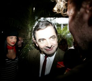 27-03-2007 SHOWBIZZ; ACTEUR ROWAN ATKINSON OF MR.BEAN WAS IN AMSTERDAM VOOR FILM PREMIERE. Maandagavond kwam Rowan Atkinson als zijn typetje Mr. Bean op de fiets naar de premiere van zijn nieuwste film. Hij reed van de Munt naar de Reguliersbreestraat en stapte af voor de deur van Tuschinki. Echter niet zonder problemen, vele fotografen, filmploegen  en bijzonder veel publiek zorgden hier en daar voor chaos, net als in zijn nieuwste film waar hij van Londen naar de Riviere reist. Bekend Nederland liet het massaal afweten, welgeteld waren er slechts 4 B ners komen opdagen.
Na de presentatie van de film sloop de komiek via de achterdeur naar buiten en werd vlug afgevoerd naar het Amstel hotel.
foto: Albert den Iseger.
