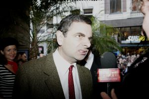 27-03-2007 SHOWBIZZ; ACTEUR ROWAN ATKINSON OF MR.BEAN WAS IN AMSTERDAM VOOR FILM PREMIERE. Maandagavond kwam Rowan Atkinson als zijn typetje Mr. Bean op de fiets naar de premiere van zijn nieuwste film. Hij reed van de Munt naar de Reguliersbreestraat en stapte af voor de deur van Tuschinki. Echter niet zonder problemen, vele fotografen, filmploegen  en bijzonder veel publiek zorgden hier en daar voor chaos, net als in zijn nieuwste film waar hij van Londen naar de Riviere reist. Bekend Nederland liet het massaal afweten, welgeteld waren er slechts 4 B ners komen opdagen.
Na de presentatie van de film sloop de komiek via de achterdeur naar buiten en werd vlug afgevoerd naar het Amstel hotel.
foto: Albert den Iseger.