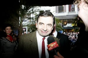 27-03-2007 SHOWBIZZ; ACTEUR ROWAN ATKINSON OF MR.BEAN WAS IN AMSTERDAM VOOR FILM PREMIERE. Maandagavond kwam Rowan Atkinson als zijn typetje Mr. Bean op de fiets naar de premiere van zijn nieuwste film. Hij reed van de Munt naar de Reguliersbreestraat en stapte af voor de deur van Tuschinki. Echter niet zonder problemen, vele fotografen, filmploegen  en bijzonder veel publiek zorgden hier en daar voor chaos, net als in zijn nieuwste film waar hij van Londen naar de Riviere reist. Bekend Nederland liet het massaal afweten, welgeteld waren er slechts 4 B ners komen opdagen.
Na de presentatie van de film sloop de komiek via de achterdeur naar buiten en werd vlug afgevoerd naar het Amstel hotel.
foto: Albert den Iseger.