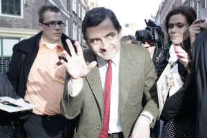 27-03-2007 SHOWBIZZ; ACTEUR ROWAN ATKINSON OF MR.BEAN WAS IN AMSTERDAM VOOR FILM PREMIERE. Maandagavond kwam Rowan Atkinson als zijn typetje Mr. Bean op de fiets naar de premiere van zijn nieuwste film. Hij reed van de Munt naar de Reguliersbreestraat en stapte af voor de deur van Tuschinki. Echter niet zonder problemen, vele fotografen, filmploegen  en bijzonder veel publiek zorgden hier en daar voor chaos, net als in zijn nieuwste film waar hij van Londen naar de Riviere reist. Bekend Nederland liet het massaal afweten, welgeteld waren er slechts 4 B ners komen opdagen.
Na de presentatie van de film sloop de komiek via de achterdeur naar buiten en werd vlug afgevoerd naar het Amstel hotel.
foto: Albert den Iseger.