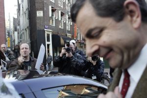 27-03-2007 SHOWBIZZ; ACTEUR ROWAN ATKINSON OF MR.BEAN WAS IN AMSTERDAM VOOR FILM PREMIERE. Maandagavond kwam Rowan Atkinson als zijn typetje Mr. Bean op de fiets naar de premiere van zijn nieuwste film. Hij reed van de Munt naar de Reguliersbreestraat en stapte af voor de deur van Tuschinki. Echter niet zonder problemen, vele fotografen, filmploegen  en bijzonder veel publiek zorgden hier en daar voor chaos, net als in zijn nieuwste film waar hij van Londen naar de Riviere reist. Bekend Nederland liet het massaal afweten, welgeteld waren er slechts 4 B ners komen opdagen.
Na de presentatie van de film sloop de komiek via de achterdeur naar buiten en werd vlug afgevoerd naar het Amstel hotel.
foto: Albert den Iseger.