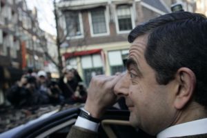 27-03-2007 SHOWBIZZ; ACTEUR ROWAN ATKINSON OF MR.BEAN WAS IN AMSTERDAM VOOR FILM PREMIERE. Maandagavond kwam Rowan Atkinson als zijn typetje Mr. Bean op de fiets naar de premiere van zijn nieuwste film. Hij reed van de Munt naar de Reguliersbreestraat en stapte af voor de deur van Tuschinki. Echter niet zonder problemen, vele fotografen, filmploegen  en bijzonder veel publiek zorgden hier en daar voor chaos, net als in zijn nieuwste film waar hij van Londen naar de Riviere reist. Bekend Nederland liet het massaal afweten, welgeteld waren er slechts 4 B ners komen opdagen.
Na de presentatie van de film sloop de komiek via de achterdeur naar buiten en werd vlug afgevoerd naar het Amstel hotel.
foto: Albert den Iseger.
