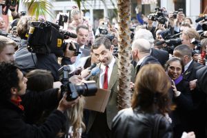 27-03-2007 SHOWBIZZ; ACTEUR ROWAN ATKINSON OF MR.BEAN WAS IN AMSTERDAM VOOR FILM PREMIERE. Maandagavond kwam Rowan Atkinson als zijn typetje Mr. Bean op de fiets naar de premiere van zijn nieuwste film. Hij reed van de Munt naar de Reguliersbreestraat en stapte af voor de deur van Tuschinki. Echter niet zonder problemen, vele fotografen, filmploegen  en bijzonder veel publiek zorgden hier en daar voor chaos, net als in zijn nieuwste film waar hij van Londen naar de Riviere reist. Bekend Nederland liet het massaal afweten, welgeteld waren er slechts 4 B ners komen opdagen.
Na de presentatie van de film sloop de komiek via de achterdeur naar buiten en werd vlug afgevoerd naar het Amstel hotel.
foto: Albert den Iseger.