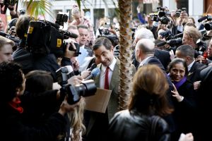 27-03-2007 SHOWBIZZ; ACTEUR ROWAN ATKINSON OF MR.BEAN WAS IN AMSTERDAM VOOR FILM PREMIERE. Maandagavond kwam Rowan Atkinson als zijn typetje Mr. Bean op de fiets naar de premiere van zijn nieuwste film. Hij reed van de Munt naar de Reguliersbreestraat en stapte af voor de deur van Tuschinki. Echter niet zonder problemen, vele fotografen, filmploegen  en bijzonder veel publiek zorgden hier en daar voor chaos, net als in zijn nieuwste film waar hij van Londen naar de Riviere reist. Bekend Nederland liet het massaal afweten, welgeteld waren er slechts 4 B ners komen opdagen.
Na de presentatie van de film sloop de komiek via de achterdeur naar buiten en werd vlug afgevoerd naar het Amstel hotel.
foto: Albert den Iseger.