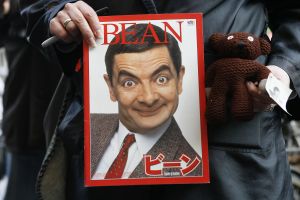 27-03-2007 SHOWBIZZ; ACTEUR ROWAN ATKINSON OF MR.BEAN WAS IN AMSTERDAM VOOR FILM PREMIERE. Maandagavond kwam Rowan Atkinson als zijn typetje Mr. Bean op de fiets naar de premiere van zijn nieuwste film. Hij reed van de Munt naar de Reguliersbreestraat en stapte af voor de deur van Tuschinki. Echter niet zonder problemen, vele fotografen, filmploegen  en bijzonder veel publiek zorgden hier en daar voor chaos, net als in zijn nieuwste film waar hij van Londen naar de Riviere reist. Bekend Nederland liet het massaal afweten, welgeteld waren er slechts 4 B ners komen opdagen.
Na de presentatie van de film sloop de komiek via de achterdeur naar buiten en werd vlug afgevoerd naar het Amstel hotel.
foto: Albert den Iseger.