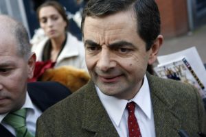 27-03-2007 SHOWBIZZ; ACTEUR ROWAN ATKINSON OF MR.BEAN WAS IN AMSTERDAM VOOR FILM PREMIERE. Maandagavond kwam Rowan Atkinson als zijn typetje Mr. Bean op de fiets naar de premiere van zijn nieuwste film. Hij reed van de Munt naar de Reguliersbreestraat en stapte af voor de deur van Tuschinki. Echter niet zonder problemen, vele fotografen, filmploegen  en bijzonder veel publiek zorgden hier en daar voor chaos, net als in zijn nieuwste film waar hij van Londen naar de Riviere reist. Bekend Nederland liet het massaal afweten, welgeteld waren er slechts 4 B ners komen opdagen.
Na de presentatie van de film sloop de komiek via de achterdeur naar buiten en werd vlug afgevoerd naar het Amstel hotel.
foto: Albert den Iseger.