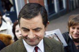 27-03-2007 SHOWBIZZ; ACTEUR ROWAN ATKINSON OF MR.BEAN WAS IN AMSTERDAM VOOR FILM PREMIERE. Maandagavond kwam Rowan Atkinson als zijn typetje Mr. Bean op de fiets naar de premiere van zijn nieuwste film. Hij reed van de Munt naar de Reguliersbreestraat en stapte af voor de deur van Tuschinki. Echter niet zonder problemen, vele fotografen, filmploegen  en bijzonder veel publiek zorgden hier en daar voor chaos, net als in zijn nieuwste film waar hij van Londen naar de Riviere reist. Bekend Nederland liet het massaal afweten, welgeteld waren er slechts 4 B ners komen opdagen.
Na de presentatie van de film sloop de komiek via de achterdeur naar buiten en werd vlug afgevoerd naar het Amstel hotel.
foto: Albert den Iseger.