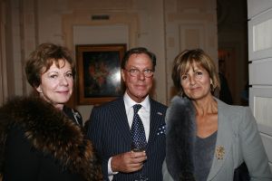 05-03-2007 SHOWBIZZ; HET AMSTELHOTEL KREEG EEN KLEUR VAN DE VOORJAARS MODESHOW VAN FRANS MOLENAAR. Het was een prachtige voorjaars modeshow van Frans Molenaar veel kleur, prachtige stoffen en alles werd geshowd door modellen met een maatje meer. Geen brood magere modellen voor Frans maar prachtige modellen met net iets meer volume. Vele bn ers genoten van een heerlijk avondje prachtige mode en natuurlijk van de wereld befaamde bitterbal met een goed glas wijn na de show.
foto: Albert den Iseger.