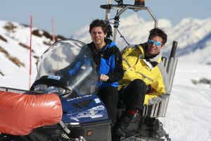 27-03-2007 SHOWBIZZ; NICK EN SIMON EN HUN SUCCES DAT INMIDDELS MEGA IS. Hun succes kent geen grenzen. Nick en Simon zijn na een jaar inmiddels erg hot. Dat er in een jaar zoveel kan veranderen hebben Nick en Simon aan dn lijve onder vonden. In 2007 zijn ze inmiddels geboekt voor meer dan 350 optredens. Prive sprak hun in Westendorf Oostenrijk.
foto: Albert den Iseger.