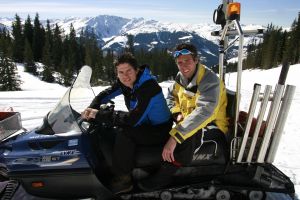 27-03-2007 SHOWBIZZ; NICK EN SIMON EN HUN SUCCES DAT INMIDDELS MEGA IS. Hun succes kent geen grenzen. Nick en Simon zijn na een jaar inmiddels erg hot. Dat er in een jaar zoveel kan veranderen hebben Nick en Simon aan dn lijve onder vonden. In 2007 zijn ze inmiddels geboekt voor meer dan 350 optredens. Prive sprak hun in Westendorf Oostenrijk.
foto: Albert den Iseger.