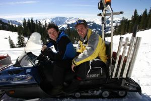 27-03-2007 SHOWBIZZ; NICK EN SIMON EN HUN SUCCES DAT INMIDDELS MEGA IS. Hun succes kent geen grenzen. Nick en Simon zijn na een jaar inmiddels erg hot. Dat er in een jaar zoveel kan veranderen hebben Nick en Simon aan dn lijve onder vonden. In 2007 zijn ze inmiddels geboekt voor meer dan 350 optredens. Prive sprak hun in Westendorf Oostenrijk.
foto: Albert den Iseger.